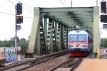 Eine Doppeltraktion von 5047 (051+054) fährt von Marchegg kommend als R in Richtung Wien Hbf in Wien-Praterkai ein. Die Ostbahnbrücke über die Donau liefert immer einen schönen Rahmen. 10.7.2014