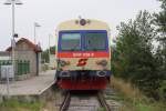 5047 026-9 am 01.August 2014 als R 7213 nach Bad Pirawarth in der Hst. Obersdorf. Aufgenommen von der Rückseite des Gleisabschlußes.