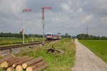 Zwei Triebwagen der Baureihe 5047 fahren gerade als REX 5814 in den Bahnhof Munderfing ein.