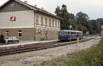 Im August 1987 warten 5081 059-7 und 6581 057-4 im Gmundner Seebahnhof auf die Abfahrt nach Lambach.