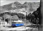 2 Uerdinger Schienenbusse 5081 562 + 564 fahren von Vordernberg Markt nach Eisenerz.Im Hintergrund sieht man die mächtigen Terassen des Erzberges.