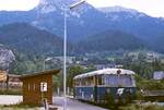 5081 001-9 steht im Juni 1987 abfahrbereit im Bahnhof Neuberg Ort. Ursprünglich endeten die Personenzüge im Bahnhof Neuberg, obwohl die Bahn noch knapp 1 km weiter bis zu dem Hintergrund sichtbaren Sägewerk führte. Der neue, näher am Ortskern gelegene Endpunkt Neuberg Ort wurde erst 1985 in Betrieb genommen. Der Bahn half das auch nicht mehr: 1996 wurde der Personenverkehr eingestellt und nach der 2007 verfügten endgültigen Stillegung wurde ein Radweg auf der Trasse angelegt.