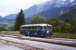 Im Juni 1987 war die Nebenbahn von Mürzzuschlag nach Neuberg noch fest in der Hand der Reihe 5081, hier fährt 5081 001-9 aus Neuberg Ort kommend im Bahnhof Neuberg ein, im Hintergrund das Schneealpe-Massiv. Kurz danach wurden die 5081 durch die Reihe 5047 abgelöst. 1996 (Personenverkehr) bzw. 2000 (Güterverkehr) wurde die landschaftlich schöne Bahn leider eingestellt, heute verläuft auf der Trasse (welche Überraschung) ein Radweg.