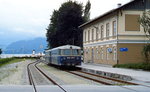 6581 057-4 und 5081 059-7 stehen im August 1987 abfahrbereit nach Lambach in Gmunden Seebahnhof. Knapp ein Jahr später stellten die ÖBB den Personenverkehr ein, danach endete hier die meterspurige Lokalbahn aus Vorchdorf-Eggenberg. Im Zusammenhang mit der geplanten Verbindung der Lokalbahn und der Gmundener Straßenbahn wurde 2014 ein neuer Seebahnhof angelegt und das alte Bahnhofsgebäude abgerissen.