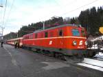 1010.03 ist gerade mit dem SDZ 16094 zur Weltcupabfahrt in Kitzbhel angekommen. 24.01.2009