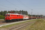 1010.02 + 2043 037 fahren am 8.09.2016 mit einem Güterzug in den Bahnhof Neunkirchen ein.