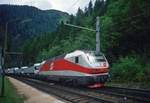 ÖBB 1012 001 hängt am Schluß einer RoLa in Richtung Innsbruck (Bahnhof Brennersee, 28.07.1999); digitalisiertes Dia.