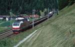 ÖBB 1012 002 hängt am Schluss einer RoLa in Richtung Innsbruck (St. Jodok, 27.06.2000); digitalisiertes Dia. - Von der Br 1822 wurden nur drei Exemplare gebaut, die im Jahr 2007 an das schwedische EVU Hectorrail verkauft wurden.