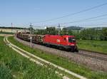 Die 1016 005 mit einem Güterzug am 19.05.2017 unterwegs bei Haiding.