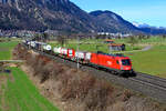 Im Blockabstand folgte die 1016.029 mit einem KLV-Zug in Richtung Brenner. Langkampfen, 02. April 2018. 