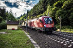 1016 034-1 fährt mit einem Güterzug bei Oberfalkenstein, die Tauernbahn-Südrampe hinunter.
Aufgenommen am 30.7.2018.