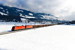 Ein Tandem bestehend aus 1016.021 und 1216.005 brachte am 23. Februar 2019 den G 54452 nach Hall in Tirol. Bei Brixen im Thale konnte sich die Sonne gerade durch die tiefliegenden Wolken kämpfen, als der hauptsächlich mit Holz beladene Güterzug vorbeifuhr. 