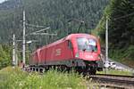 In Kürze erreicht 1016 004 zusammen mit 1016 037 am Vormittag des 04.07.2018 mit einem Papierzug aus Schweden den Bahnhof von Brenner, als sie am RoLa-Terminal Brennersee vorbeifuhren.