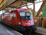 Die Elektrolokomotive 1016 005 der ÖBB Mitte September 2019 nach der Ankunft am Hauptbahnhof Stuttgart. 