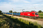 1016 032 ist mit einem Güterzug in der Abendsonne des 20.07.2020, zwischen Deutsch Wagram und Wien Süßenbrunn unterwegs.