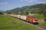 Am 2. August 2011 ist 1016 010 mit einem Güterzug bei Öblarn unterwegs. 