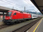 1016 003 wartet mit einem bunt gemixten REX 5333 am Bahnsteig 4 auf die Abfahrt nach Kufstein. Gleich hinter der Lok war ein weißer CityShuttle Wagen eingereiht. Innsbruck Hbf am 31.07.2019