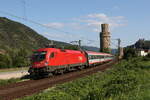 1016 018 war am 21. Juli 2021 mit einem  EC  bei Oberwesel am Rhein in Richtung Köln unterwegs.