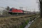 1016 024-2 mit den Wagen des IC 118  BODENSEE , Innsbruck - Bochum, in den am 17.03.2022 ein  nightjet -Wagen eingereiht ist, zwischen der Haltestelle Biberach (Riß) Süd und dem Bahnhof Biberach (Riß)