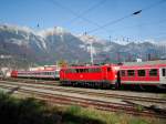 Paralelleinfahrt in Innsbruck Hbf mit einer 1016 mit Transalpin am Haken und einer BR 111 am 10.12.2008