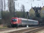 1016 045-5 mit EC (?) richtung Mnchen Hbf bei der Durchfahrt durch Heimeranplatz, 7.4.2009