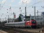 Nachschuss auf den EC (?) mit 1016 045-5 (Zuglok) und 1016 007-5 bei der Durchfahrt durch Mnchen-Heimeranplatz, 7.4.2009