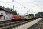 Zugberholung im Bahnhof Brixlegg: 1016 048 berholt 189 917 und 182 529 mit einem KLV Zug.