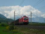 1016 017-4 zieht einen Gterzug in Richtung Bludenz bei Schlins.