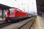 Sonderling 1016 045-5 mit BB EC 111 Mnchen Hbf. - Klagenfurt Hbf.,steht abfahrtbereit auf Gleis 4 in Salzburg Hbf.(Sonderbar an dieser Lok ist,dass die Frontnummer weggelassen wurde - sterreichurlaub 09.08.09)

