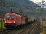 1016 028 mit einer 1144 an einem sehr langen Gterzug ( 45911 ) bei de Durchfahrt in Schlins Richtung Bludenz / Arlberg am 23.10.09.