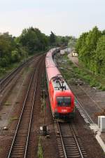 1016 026(man beachte den rechten Scheibenwicher) als Schublok am EC 112 von Klagenfurt Hbf nach Siegen.Am 09.05.10 in Hemsbach.