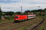 Mal ein richtig sauberer, glnzender Ox: 1016 038 mit OEC 742 (?) am 16.08.2010 bei Hallwang.