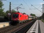 28.04.2011: Die 1016 017-4 passiert mit dem EC 112 (Klagenfurt-Siegen) den Haltepunkt Bad Schnborn-Kronau.