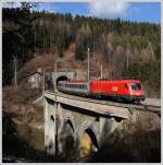 Auch aus OIC 557 von Wien nach Graz wird in Blde RJ 557 werden. Am 25.2.2012 traktionierte diesen Zug 1016 028. Die Aufnahme zeigt den Zug bei der berquerung des 28 Meter hohen und 86 Meter langen Hllgraben-Viadukt. Im Hintergrund ist der 185 Meter lange Pettenbach-Tunnel zu sehen.