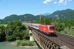 1016 048 mit EC 113 am 16.06.2012 bei der berquerung der Salzach in Golling-Abtenau.