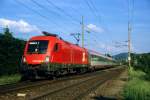 Am 8. Juni 2003 fhrt die relativ neue 1016 040-9 in den Bahnhof von Strawalchen ein. Am Haken hat sie OEC 568 nach Bregenz.