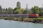 IC 118 auf dem Bahndamm von Lindau, der Zug wird von einem Taurus der BB von Salzburg nach Lindau gebracht, ab dort fhrt er mit zwei Loks der Baureihe 218 nach Ulm, dort bernimmt eine 101 bis zum Ziel  Mnster Westf. HBF , die Taurus hat nur noch wenige Meter bis zum Linder Bahnhof