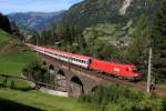 Mit frischer Lackversiegelung zieht BB 1016 011-7 einen OIC ber das Pyrkershhe Viadukt bei Bad Hofgastein am 28.08.12 