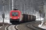 1016 033 ist am 28.01.2013 mit einem Gterzug bei Niklasdorf unterwegs.