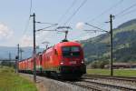 1016 022 mit einem Lokzug bestehende aus eine 1144 und drei Taurussen in die Richtung Kitzbhel bei Brixen im Thale am 24-7-2013.