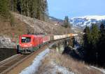 1016 007 + 1144 070 mit einem Güterzug am 10.01.2015 bei Bad Hofgastein. 