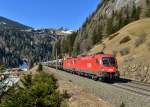 1016 012 + 1116 087 mit einem Autozug am 18.03.2016 bei St. Jodok am Brenner. 