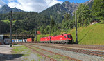 1016 024-4 und 1016 032-5 fahren am 06.09.2016 mit einem Containerzug die Westrampe der Arlbergbahn hinauf.