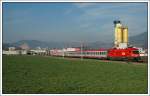 1016.021 mit dem IC 532  KELAG Energie Express  von Villach nach Wien, aufgenommen kurz vor dem Einfahrsignal in Niklasdorf am 5.4.2007.