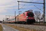 Die 1016 048  Feuerwehr  der ÖBB vor einem IC am 22.03.18 bei Übersee am Chiemsee.