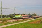 Die 1016 020  Klima- und Umweltschutz Lok  der ÖBB mit einem IC auf der Strecke Salzburg in Richtung München am 18.10.18 bei Übersee am Chiemsee.