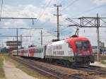 R 3018 geschoben am 30.06.2007 von der 1016 047 ist soeben vom Bahnsteig 4 in Wels abgefahren.