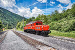 1020 018-6 fährt beim Stürzen des SR 14659 durch den  Bahnhof Abfaltersbach.