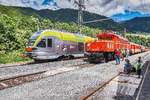 Kreuzung im Bahnhof Abfaltersbach.
Rechts steht die 1020 018-6 mit dem SR 14658 aus Lienz, während links ein ETR 170 der SAD den Bahnhof als REX 1849 den Bahnhof in Richtung Lienz verlässt.
Aufgenommen am 10.6.2017.