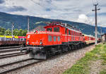 10200 018-6 steht mit dem für den nächsten Tag zusammengestellten Sonderzug beim Heizhaus im Bahnhof Lienz.
Aufgenommen am 9.6.2017.